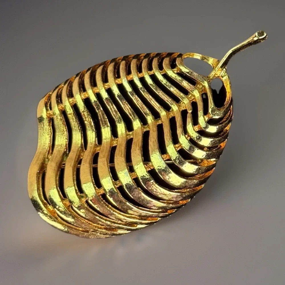 Vintage Goldtone large Leaf Brooch pin